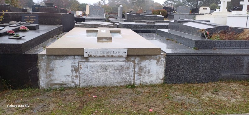 Nettoyer un monument funéraire sur Gujan-Mestras 