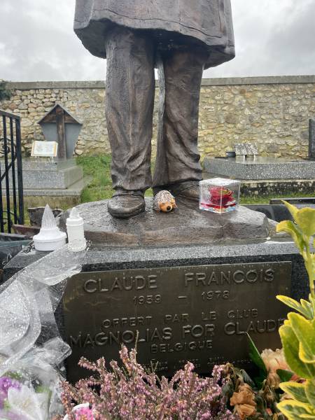 Le monument de Claude François et la personnalisation funéraire