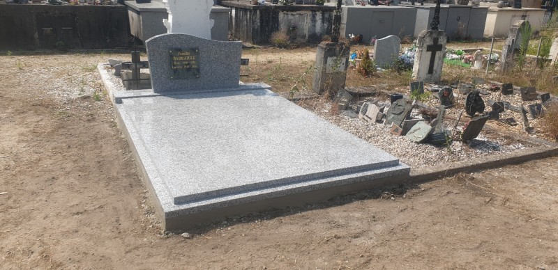 habillage d'une tombe ancienne sur le cimetière du Barp